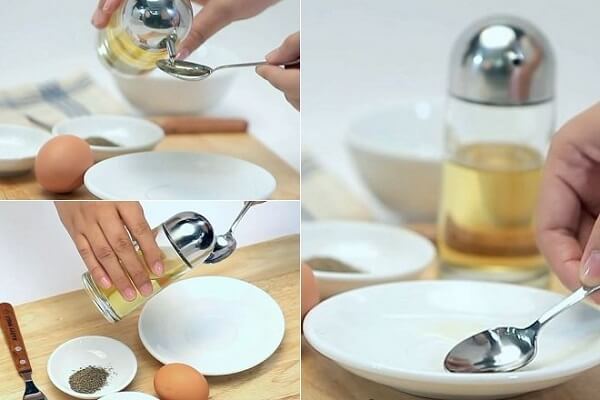 Phết một ít dầu ăn lên dĩa và đập trứng vào đĩa