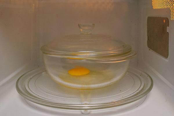 Cho trứng vào và để trong vòng 40 giây