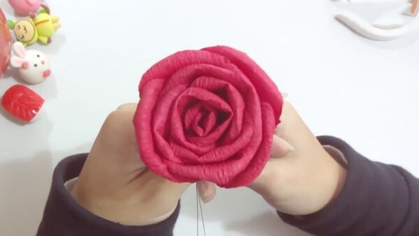 Bông hoa hồng giấy nhún bằng cách ghép lại với nhau