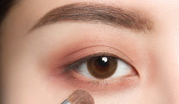 Trang điểm vùng mắt