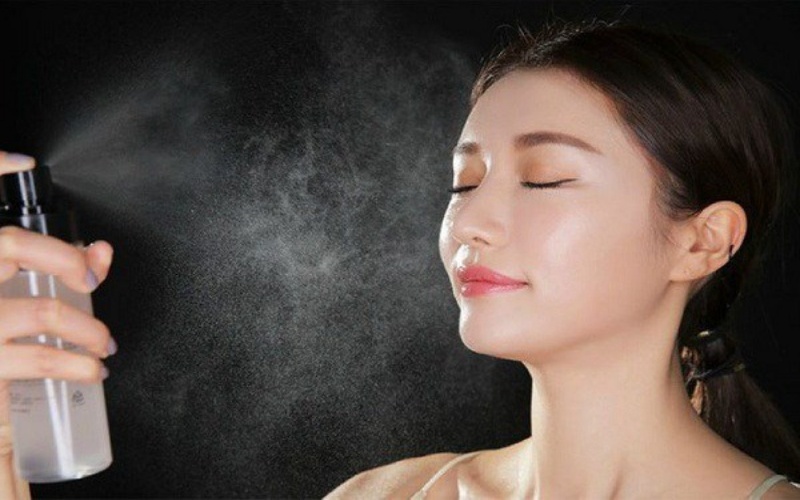 Sử dụng xịt khoáng để cố định lớp trang điểm