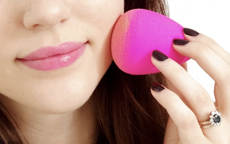 Làm ẩm mút trang điểm trước khi sử dụng