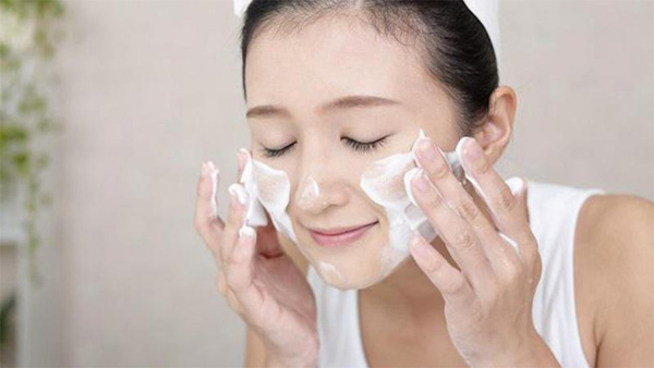 Dùng sữa rửa mặt tẩy bụi bẩn khỏi làn da của bạn trước khi sử dụng cushion