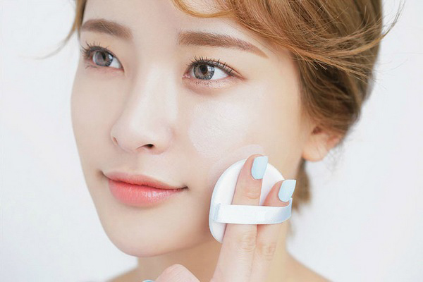 Dùng bông mút tán đều cushion lên mặt