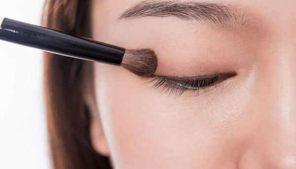 Trang điểm vùng mắt sau khi che khuyết điểm