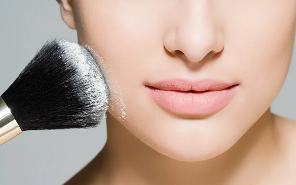 Sử dụng phấn phủ để hoàn thiện lớp trang điểm