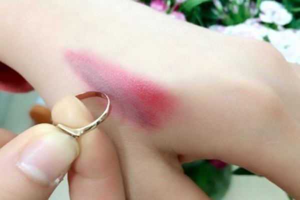 Nhận biết cách kiểm tra độ chì của son môi đúng chuẩn