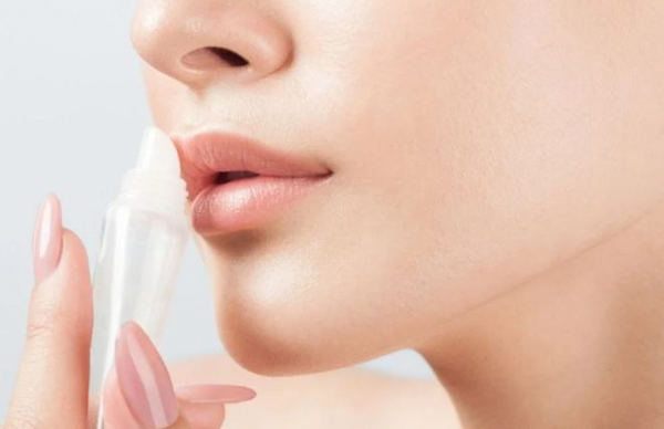 Có nên thoa son dưỡng trước khi ngủ không?