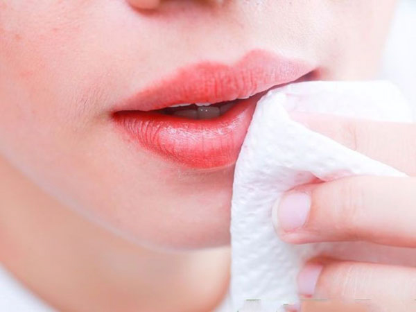 Làm sạch và tẩy trang môi kỹ càng