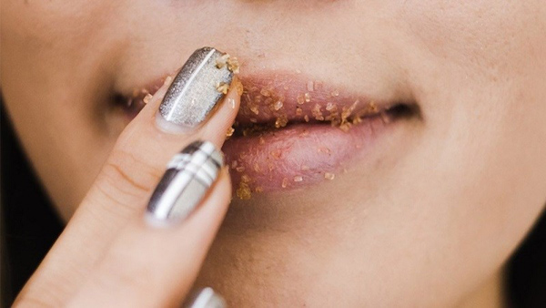 Tẩy tế bào chết môi