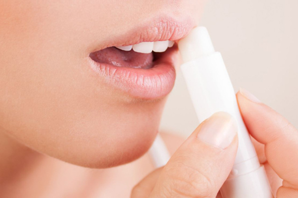 Có nên thoa son dưỡng trước khi ngủ? Giải đáp cùng Chia Sẻ Chất