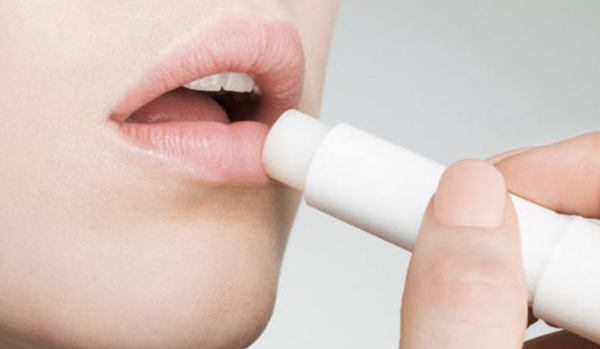 Lợi ích của việc dưỡng môi trước khi ngủ