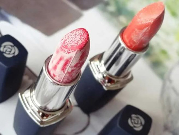 Màu sắc son bị biến đổi