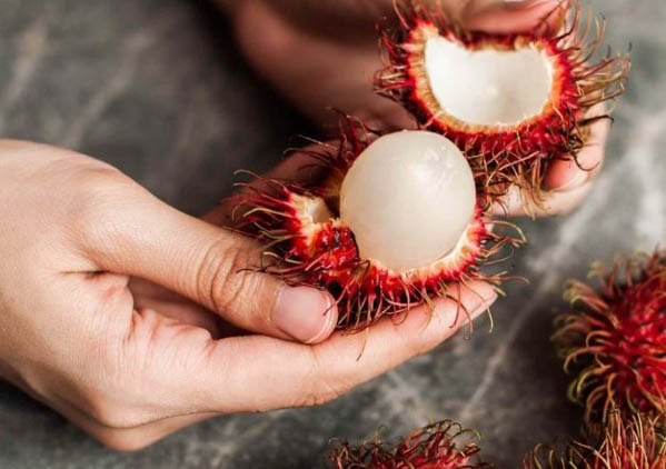 Hướng dẫn ăn chôm chôm đúng cách