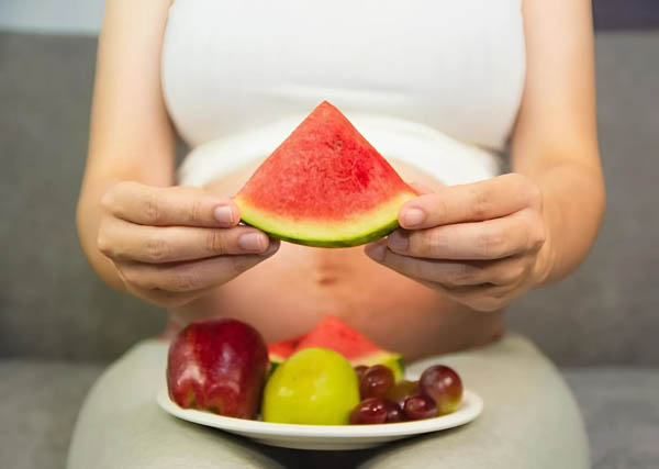 Bầu ăn dưa hấu được không?