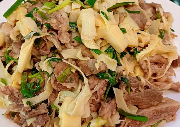 Măng xào với thịt bò và rau củ