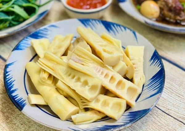 Măng luộc chấm nước mắm